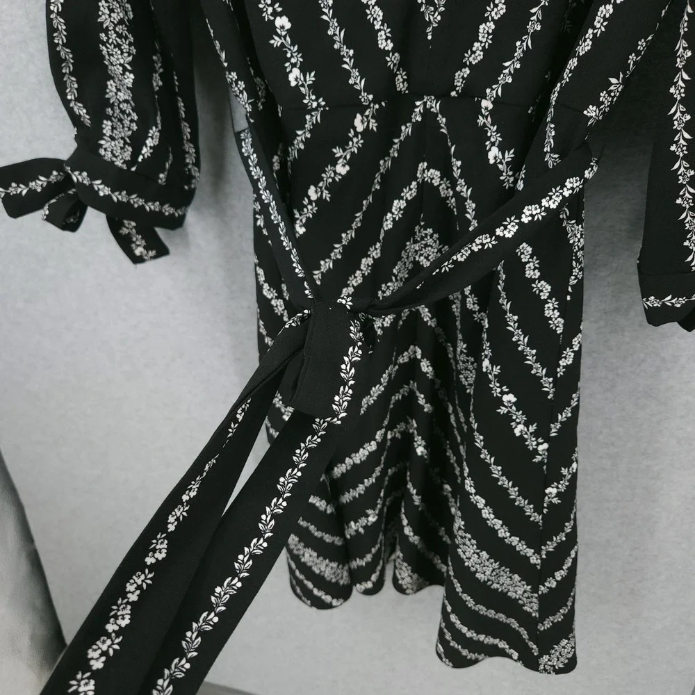 CeCe‎ Tie Belt Sleeve V Neck Floral Chain Short Black Dress Womens Size 2